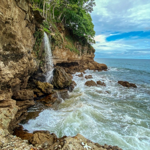 El Chorro waterfall emptying into the ocean in Montezuma