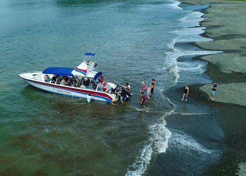 taxi boat arriving at Pangas
