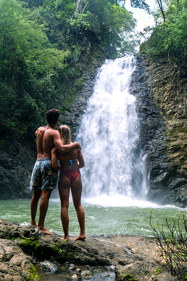 montezuma waterfall couple
